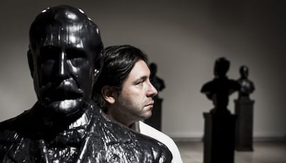 El escultor Luis Montes Rojas, junto a su obra.
