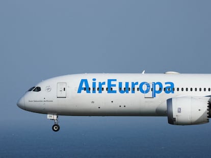 FILE PHOTO: A Boeing 787-9 Dreamliner of the Air Europa company lands at Gran Canaria airport, in Telde, Gran Canaria, Spain, February 21, 2023. REUTERS/Borja Suarez/File Photo