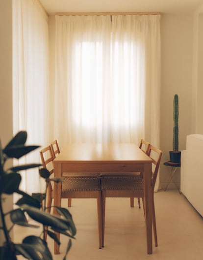 El comedor mira, por un lado, al salón y, por otro, a la terraza. La estructura original de esta zona algún día fue de dos terrazas con una habitación en medio, donde ahora está el comedor. De ahí, la viga sorpresa que apareció en la demolición, oculta bajo el sofá.