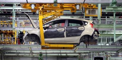 Montaje del modelo Fiesta en una cadena de la compañía de automoción Ford en Almussafes (Valencia) .