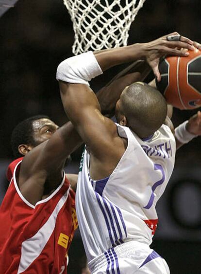 Barnes y Charles Smith pugnan por un balón durante el partido