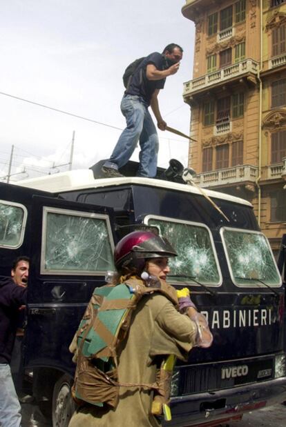 Enfrentamientos entre la policía y manifestantes antiglobalización en Génova el 20 de julio de 2001. Un joven perdió la vida.