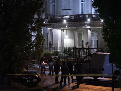 Agentes de la policía en la Embajada de Cuba en EE UU, el pasado 30 de abril.