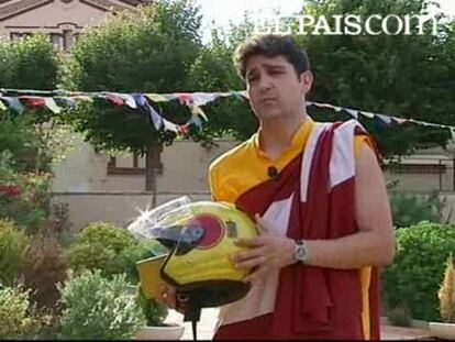 Monjes budistas presentan un casco para reducir los accidentes