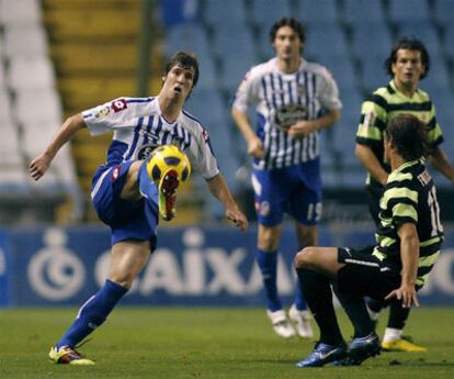 Rubén Pérez controla la pelota ante Fritzler.