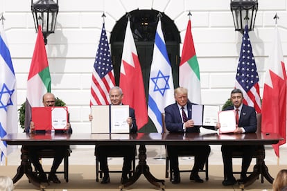 De izquierda a derecha, Abdullatif bin Rashid Al Zayani (ministro de Exteriores de Bahrein), Benjamín Netanyahu (primer ministro israelí), Donald Trump (presidente de EEUU) y Abdullah bin Zayed (ministro de Exteriores de Emiratos Árabes) firman el 15 de septiembre de 2020 los llamados Acuerdos de Abraham. 
