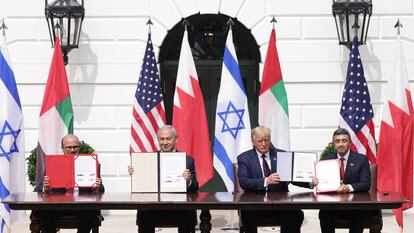 Benjamín Netanyahu y Donald Trump, en el centro, durante la firma de los Acuerdos de Abraham en la Casa Blanca, en septiembre de 2020.