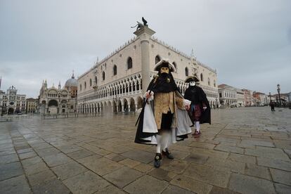 Dos personas, durante el carnaval de Venecia de este año.