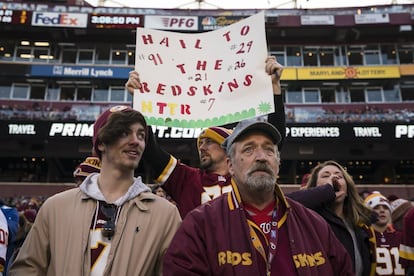 Aficionados de los Redskins en un partido contra los New York Gints. Nótese la diferencia de perfil con respecto a los manifestantes de la anterior foto.