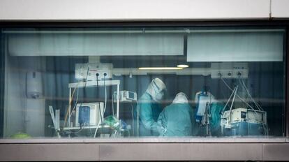 Personal sanitario en la UCI del Hospital La Paz de Madrid. Pablo Cuadra Getty Images