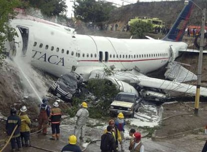 Cinco personas han muerto y 38 han resultado heridas, entre ellas dos españoles, al salirse un avión de la pista del aereopuerto de Tegucigalpa