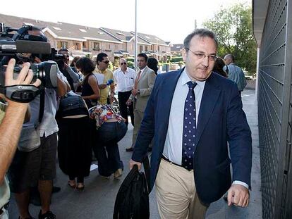 Javier Castro, portavoz de la familia Neira, entrando en el juzgado de Majadahonda el pasado lunes.