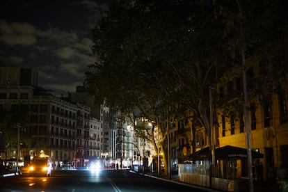 Vista de la Plaza Universitat, en Barcelona, el lunes durante el apagón.