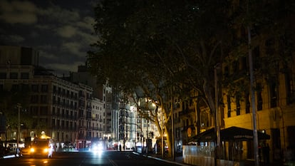 Vista de la Plaza Universitat, en Barcelona, el lunes durante el apagón.