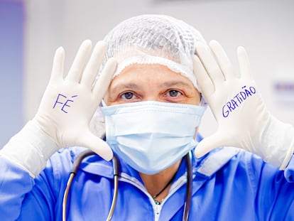 A médica Uildeia Galvão, do Hospital 28 de Agosto, retratada para o projeto Além das Máscaras, de Manaus.