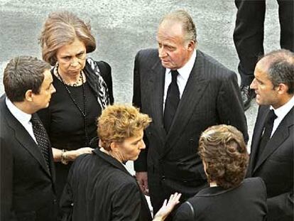De izquierda a derecha, el presidente del Gobierno, José Luis Rodríguez Zapatero; doña Sofía, don Juan Carlos, el presidente de la Comunidad Valenciana, Francisco Camps; la alcaldesa de Valencia, Rita Barberá, y la esposa de Zapatero, Sonsoles Espinosa.