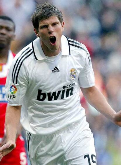 Klaas Jan Huntelaar celebra un gol con el Madrid.