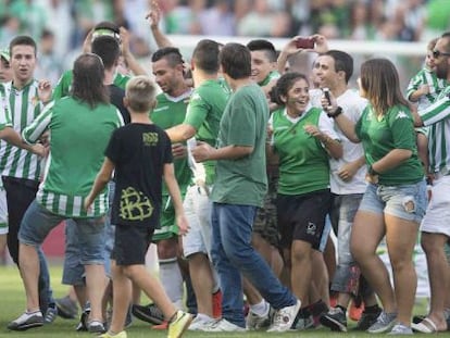 Los hinchas del Betis invadieron el c&eacute;sped para felicitar a los suyos.