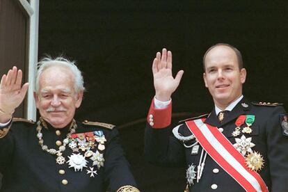 Raniero dedicó su vida a modernizar su Principado hasta convertirlo en un Estado con una monarquía constitucional en 1962. El país entró en Naciones Unidas en 1993 y posteriormente en el Consejo de Europa. (19/11/1997)