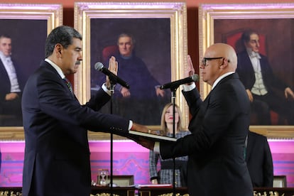 Nicolás Maduro durante su juramentación frente al presidente de la Asamblea Nacional de Venezuela, Jorge Rodríguez.