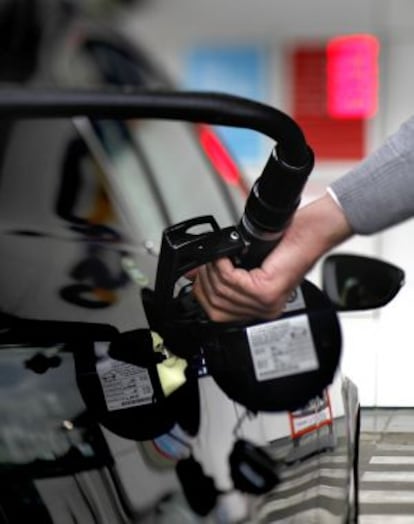 Un conductor pone gasolina en una estación de Madrid.