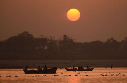 Atardecer en Sangam, lugar donde confluyen los ríos Yammuna y Ganges en Allahabad (India), el 19 de febrero de 2018. 