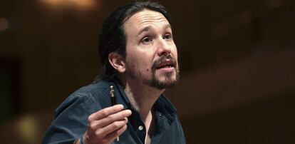 El secretario de general de Podemos, Pablo Iglesias, habla el viernes durante un encuentro con los círculos en Zaragoza.