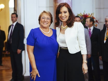 A presidenta eleita de Chile, Michelle Bachelet, nesta segunda-feira com a sua par argentina, Cristina Fernández.