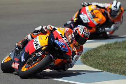 Casey Stoner encabeza la carrera por delante de Dani Pedrosa.