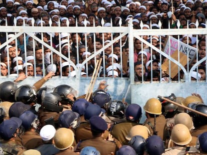 La policía intenta contener a los estudiantes de la universidad islámica Darul Uloom Nadwatul Ulama que se manifiestan en Lucknow, en el norte de India. 
