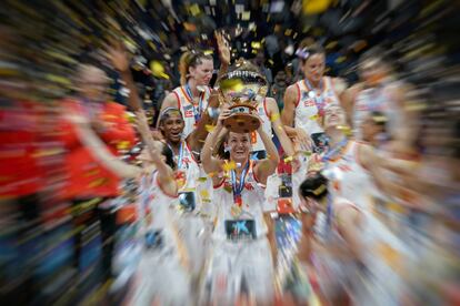 Laia Palau, capitã do time de basquete espanhol, com suas companheiras de equipe depois de serem proclamadas campeãs europeias em Belgrado (Sérvia). A sétima medalha consecutiva do basquete feminino espanhol.