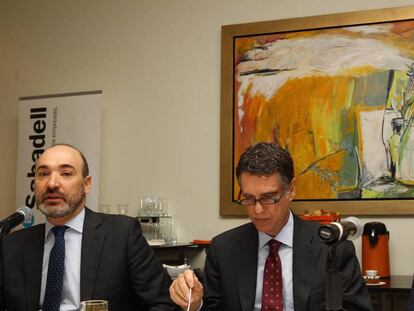 El consejero delegado del Sabadell, Jaime Guardiola (centro), y el director general en México, Francesc Noguera (izquierda), este miércoles.