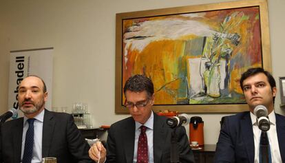 El consejero delegado del Sabadell, Jaime Guardiola (centro), y el director general en México, Francesc Noguera (izquierda), este miércoles.