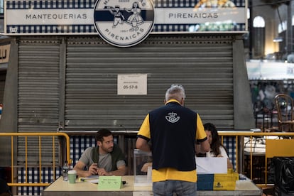 Un empleado de Correos entrega los votos por correo en una mesa electoral el barrio de Sant Gervasi en las elecciones del pasado año.