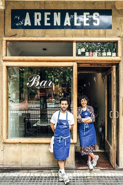 Los argentinos Santiago Torres y Cynthia Pereira, en su restaurante Arenales.