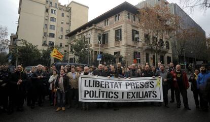 Una imagen de los alcaldes y concejales concentrados ante la Delegación del Gobierno en Barcelona.