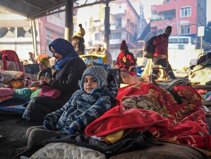 Un niño junto a su madre en unas instalaciones para acoger a las víctimas del terremoto en Turquía.