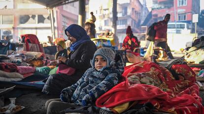 Un niño junto a su madre en unas instalaciones para acoger a las víctimas del terremoto en Turquía, en febrero de 2023.