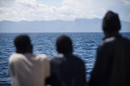 Tres migrantes a bordo del 'Aquarius'. 