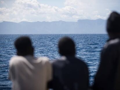 Tres migrantes a bordo del 'Aquarius'. 