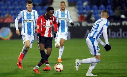 Iñaki Williams conduce un balón ante la defensa del Leganés.