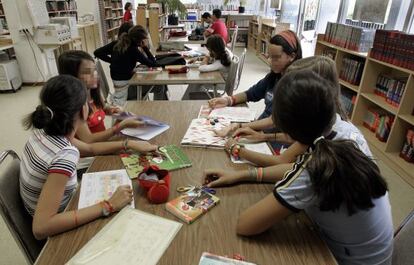 Alumnos sentados en la biblioteca de un Liceo Francés