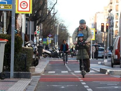 Carril bici en la calle de Santa Engracia.