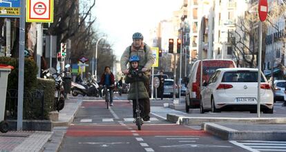 Carril bici en la calle de Santa Engracia.