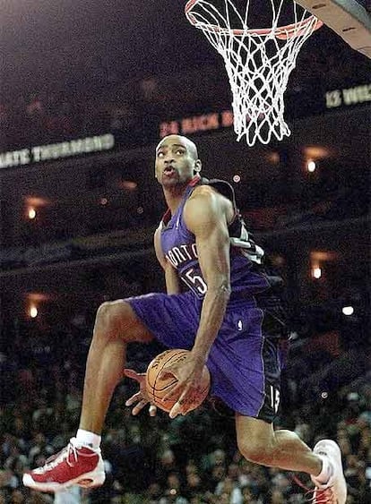 El palmarés de campeones del concurso de mates se quedaría huérfano sin la figura de Vince Carter. El alero por entonces de los Raptors sostuvo una emocionante final contra Tracy McGrady y Steve Francis por el título del año 2000. 'Air Carter' ganó con una puntuación de 98 puntos sobre 100 gracias al mate que aparece en la imagen. Pasa la bola por debajo de las piernas y machaca la canasta.