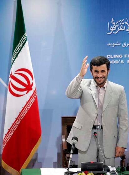 Ahmadineyad dijo que los militares serían "liberados como regalo al pueblo británico".