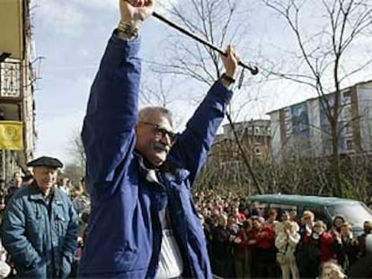 El etarra Eugenio Etxebeste saluda puño en alto con el bastón de mando que le entregó Periko Solabarria.