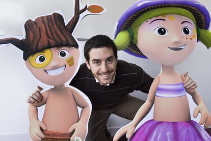 Xavi Valverde, con personajes de su juego, <i>Baobab Planet</i>.