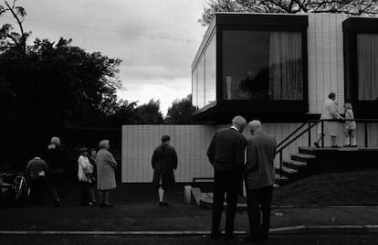 Fans at George Best's house in Manchester. 