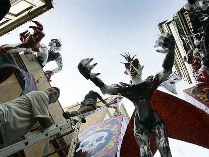 Preparación de uno de los desfiles en las fiestas del Barrio de Gràcia en 2005 (este año, del 15 al 21 de agosto).